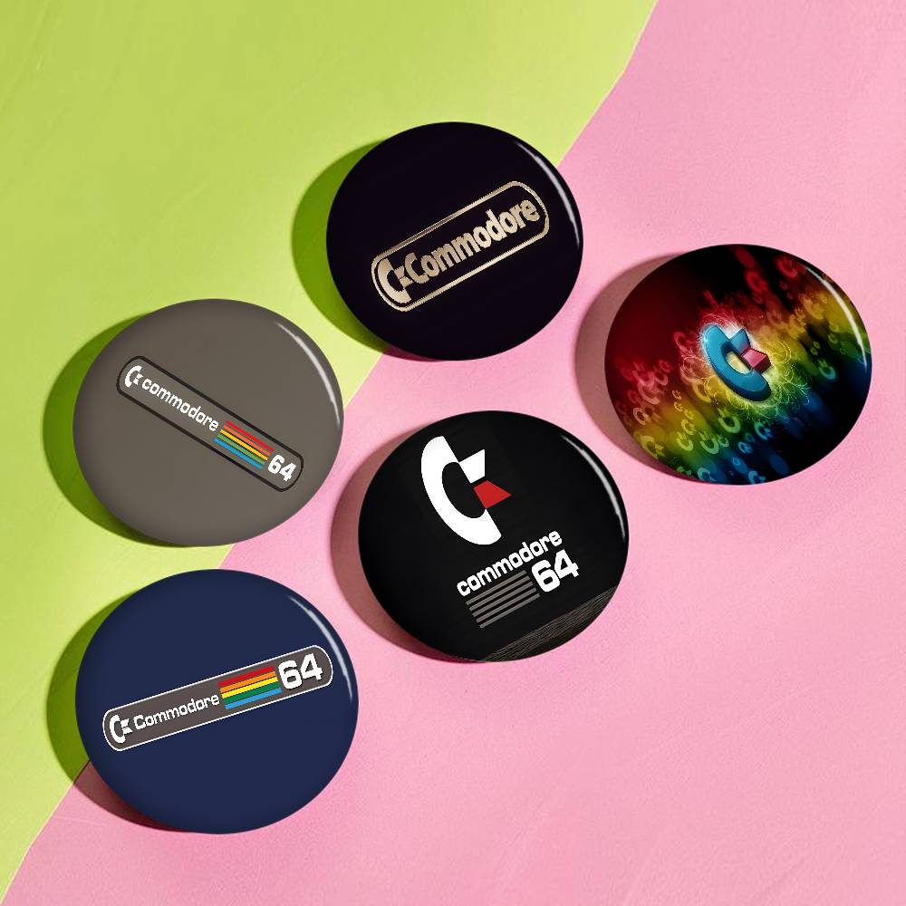 Tech Accessories Backpack - Pin de Botón de Anime Retro